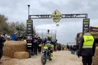 MotoGP: VIDEO - Entre firmas y retrasos: la primera jornada de la 100 Km dei Campioni