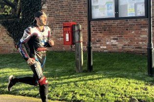 SBK: Guintoli correrá el Maratón de Londres 2026 con su mono de cuero en memoria de Luca