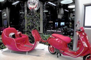Moto - Scooter: Lo spirito del Natale incontra Vespa nel cuore di Milano