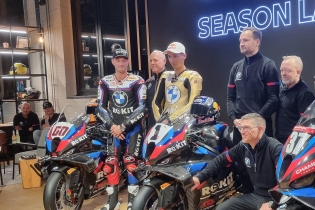 SBK: Toprak con la tuta gold toglie il velo alla nuova BMW numero 1!