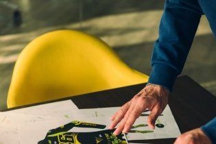MotoGP: Valentino Rossi fa 46 e Dainese lo celebra con un kit in edizione limitata