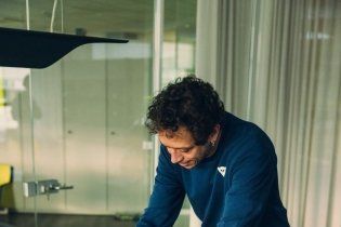 MotoGP: Valentino Rossi fa 46 e Dainese lo celebra con un kit in edizione limitata
