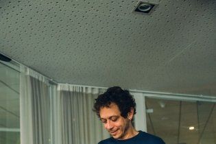 MotoGP: Valentino Rossi fa 46 e Dainese lo celebra con un kit in edizione limitata