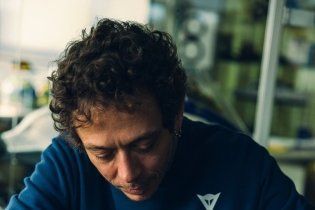 MotoGP: Valentino Rossi fa 46 e Dainese lo celebra con un kit in edizione limitata
