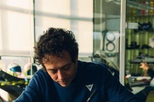 MotoGP: Valentino Rossi fa 46 e Dainese lo celebra con un kit in edizione limitata