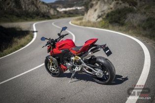 Moto - Test: Prova Ducati Streetfighter V2s 2025: parola d’ordine leggerezza