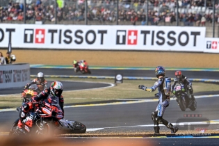 MotoGP: FOTOSEQUENZA - La caduta di Alex Marquez nel warm up a Le Mans
