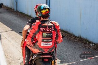 SBK: Bassani stende Bulega a Misano: la sequenza dell’incidente in Superpole Race