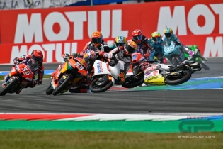 Moto3: FOTOSEQUENZA - Il terribile incidente di Lunetta ad Assen: dovrà essere operato