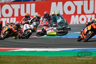 Moto3: FOTOSEQUENZA - Il terribile incidente di Lunetta ad Assen: dovrà essere operato