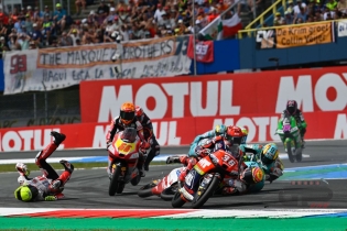 Moto3: FOTOSEQUENZA - Il terribile incidente di Lunetta ad Assen: dovrà essere operato