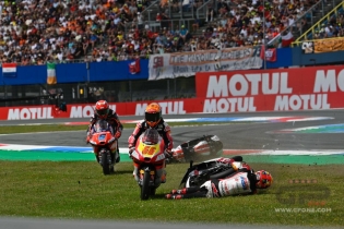 Moto3: FOTOSEQUENZA - Il terribile incidente di Lunetta ad Assen: dovrà essere operato