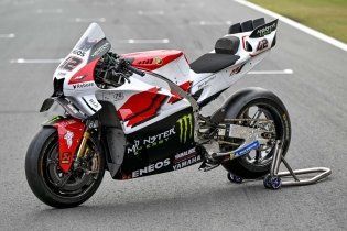 MotoGP: FOTO - Ad Assen Yamaha festeggia i 70 anni con i colori della R7 di Haga