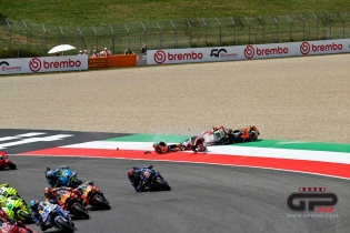MotoGP: La carambola al via fra Binder e Zarco innescata da Di Giannantonio
