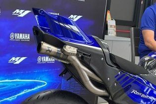 MotoGP: Yamaha svela la M1 V4 nel paddock di Misano: ecco le prime immagini