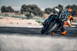 Moto - News: KTM 1390 SUPER ADVENTURE 2026: tre versioni per ogni tipo di utilizzo!