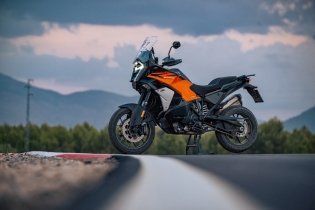 Moto - News: KTM 1390 SUPER ADVENTURE 2026: tre versioni per ogni tipo di utilizzo!