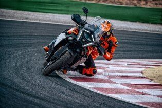 Moto - News: KTM 1390 SUPER ADVENTURE 2026: tre versioni per ogni tipo di utilizzo!