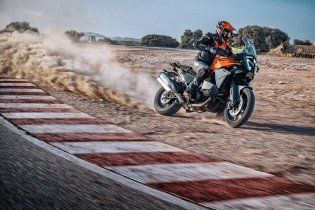 Moto - News: KTM 1390 SUPER ADVENTURE 2026: tre versioni per ogni tipo di utilizzo!