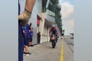 MotoGP: ¡Toprak vence a Miller! Le gana la batalla a golpes de stoppies.