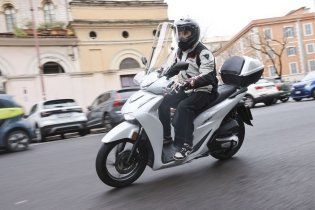 Moto - Scooter: Honda SH125i e SH150i: un successo lungo 25 anni