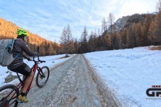 Playtime - Viaggi: Valle Argentera a 1800 mt., tra foreste dorate di larici, la prima neve in un mondo incantato