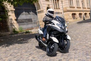 Moto - Scooter: Yamaha Tricity 300: arriva l'airbag incorporato e nuove dotazioni premium