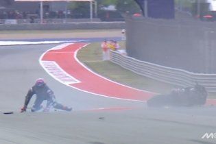 MotoGP: VÍDEO - Martin se rompe el carenado y luego... la Aprilia tras hacer un caballito