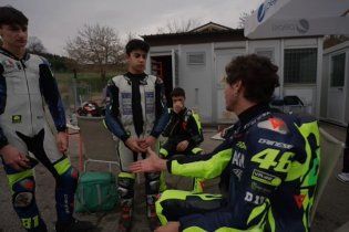 News: Young talents wanted: Valentino Rossi takes the chair!