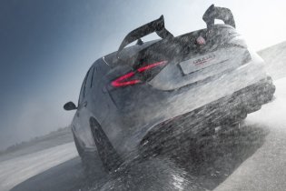 Giulia Quadrifoglio Luna Rossa: in pista a Balocco, più sportiva che mai!