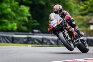BSB: Alfie Davidson e Aprilia fanno doppietta a Oulton Park
