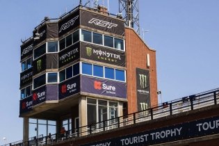 TT Isle of Man: Serious accident during practice; one rider and eight spectators injured