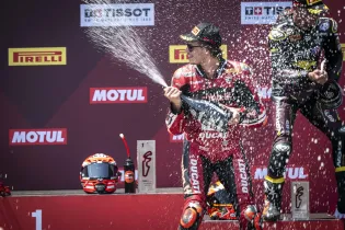 Bulega: “Estamos hablando con VR46, pero aún no está hecho”
