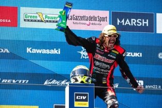 Mantovani sbanca Imola: è tripletta in Supersport. Bianchi allunga in Sportbike