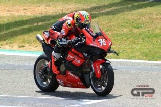 Cavalieri torna a vincere in Gara 1 a Imola, Delbianco cade e riapre il campionato