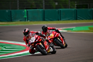Trofeo Ducati V4 Elite Cup 2026: Magalotti domina il venerdì e conquista la pole provvisoria a Imola
