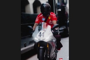 Da un Rossa all'altra: Hamilton nel paddock di Montecarlo con la Ducati Centenario