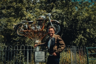 125° anniversario di Royal Enfield, celebrato con la targa "world origin site" a Redditch