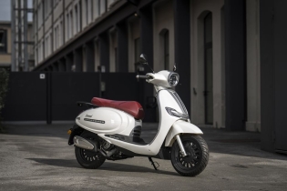 UM Motorcycles Carmel 125: skuter bergaya vintage