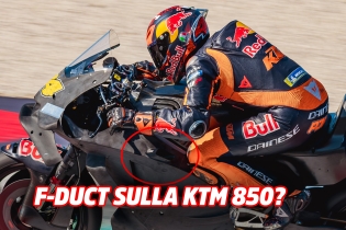 The KTM 850 has a strange air intake: is this an Aprilia-style F-Duct test?