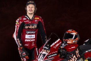 SBK: Bulega e Lecuona tolgono il velo: ecco la nuova Ducati V4!