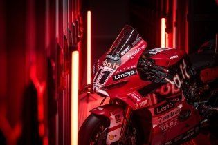 SBK: Bulega e Lecuona tolgono il velo: ecco la nuova Ducati V4!