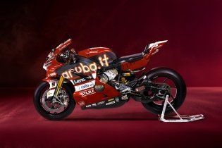 SBK: Bulega e Lecuona tolgono il velo: ecco la nuova Ducati V4!
