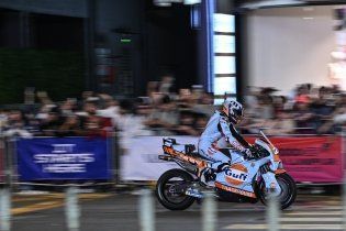MotoGP: MotoGP invades Kuala Lumpur: street show and 20,000 fans under the Petronas Towers
