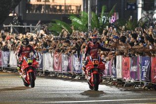 MotoGP: MotoGP invades Kuala Lumpur: street show and 20,000 fans under the Petronas Towers