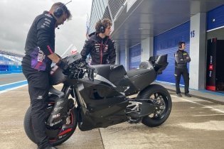 Aquí está la nueva Aprilia RS-GP 850: el video del debut en pista en Jerez