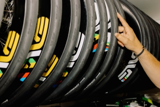 Continental al Tour de France 2026: 120 pneumatici, tra tecnologia e sicurezza in gara