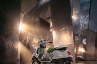 Vespa “Edisi Ke-80”: edisi koleksi, hanya diproduksi sebanyak 1.946 unit