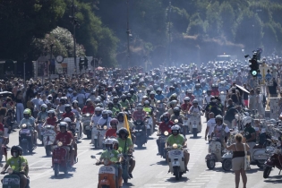 Vespa in Rome: The Most Well-Attended Rally in History!
