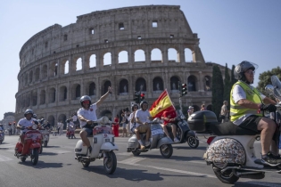 Vespa in Rome: The Most Well-Attended Rally in History!